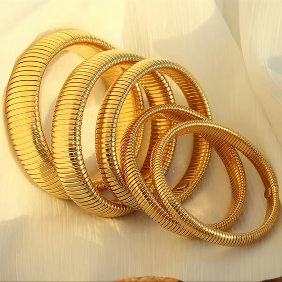 ◾️18K Gold Plated Flexible Ribbed Designed Bracelet - Picture 10 of 16